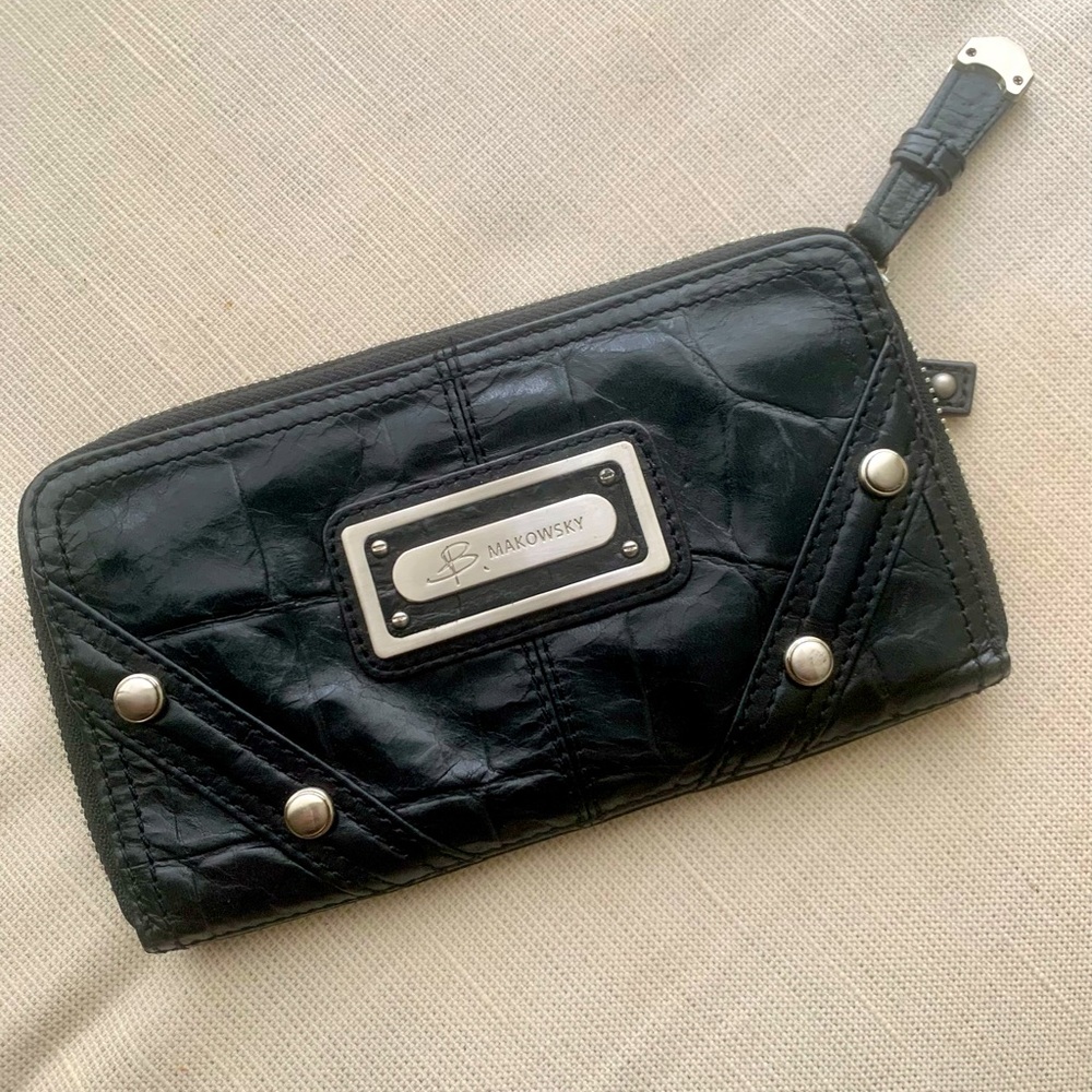 B. Makowsky Black Leather Textured Multi-Compartment Wallet